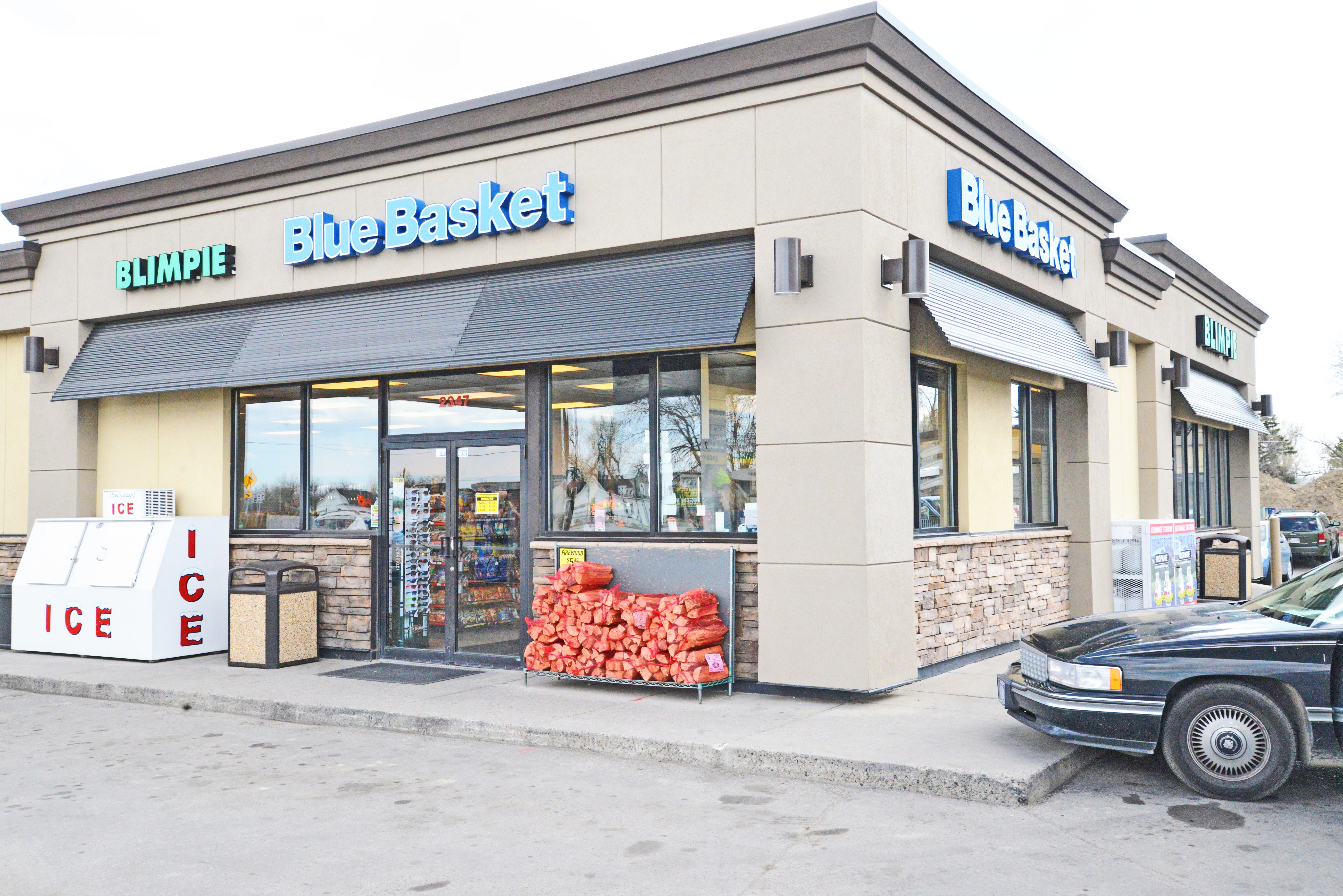 Robber shoots gun, leaves without cash